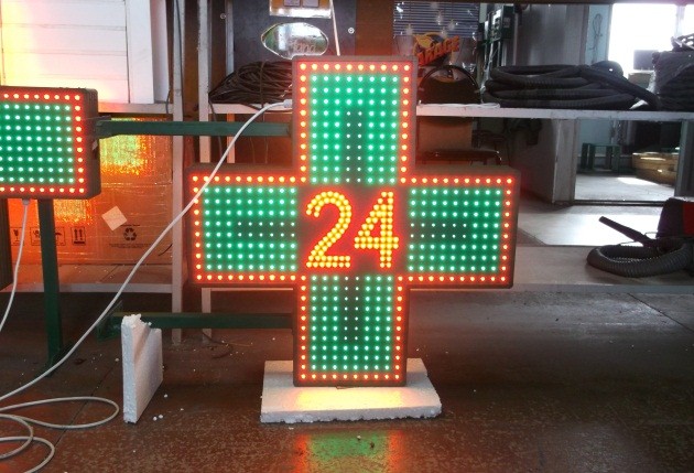 Светодиодный аптечный крест с символом «24».        