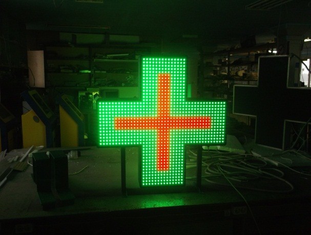 Светодиодный аптечный крест с красным крестом внутри .        